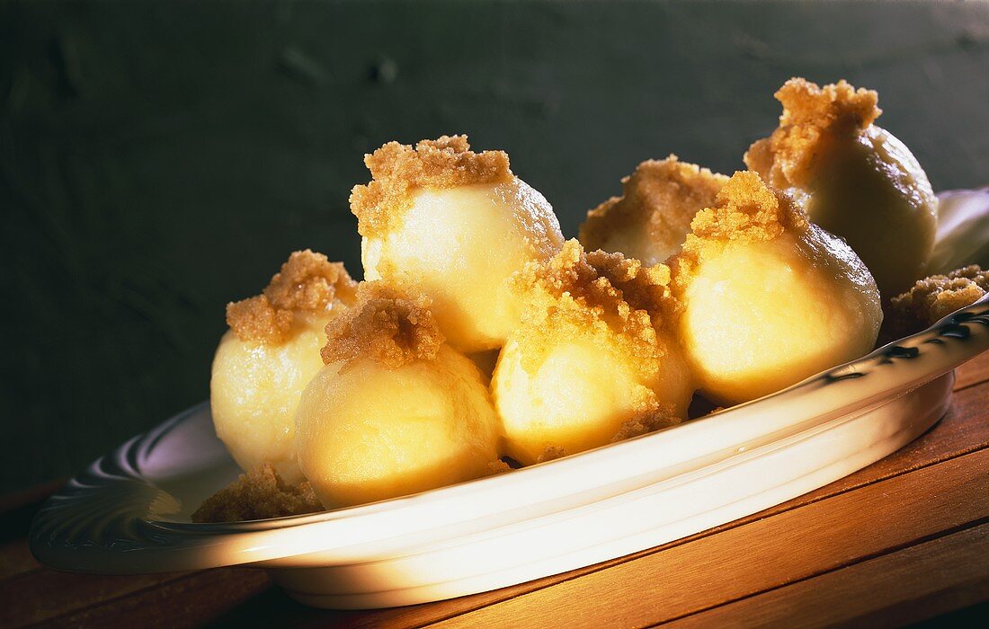 Kartoffelknödel mit Semmelbröselbutter auf Teller