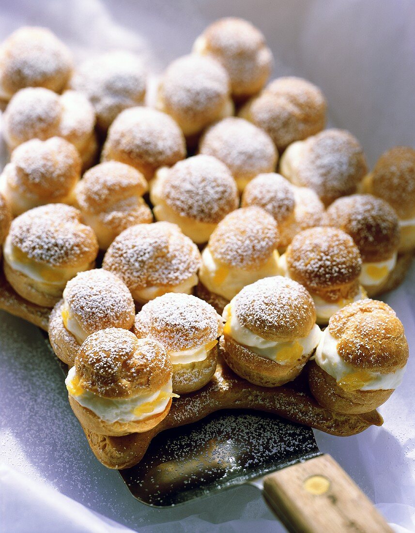 Profiterolstern mit Mandarinen, Sahne und Puderzucker