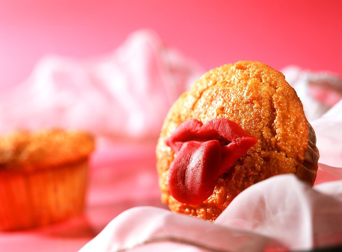 Muffin à la Marilyn mit rotem Marzipanmund und Marzipanzunge