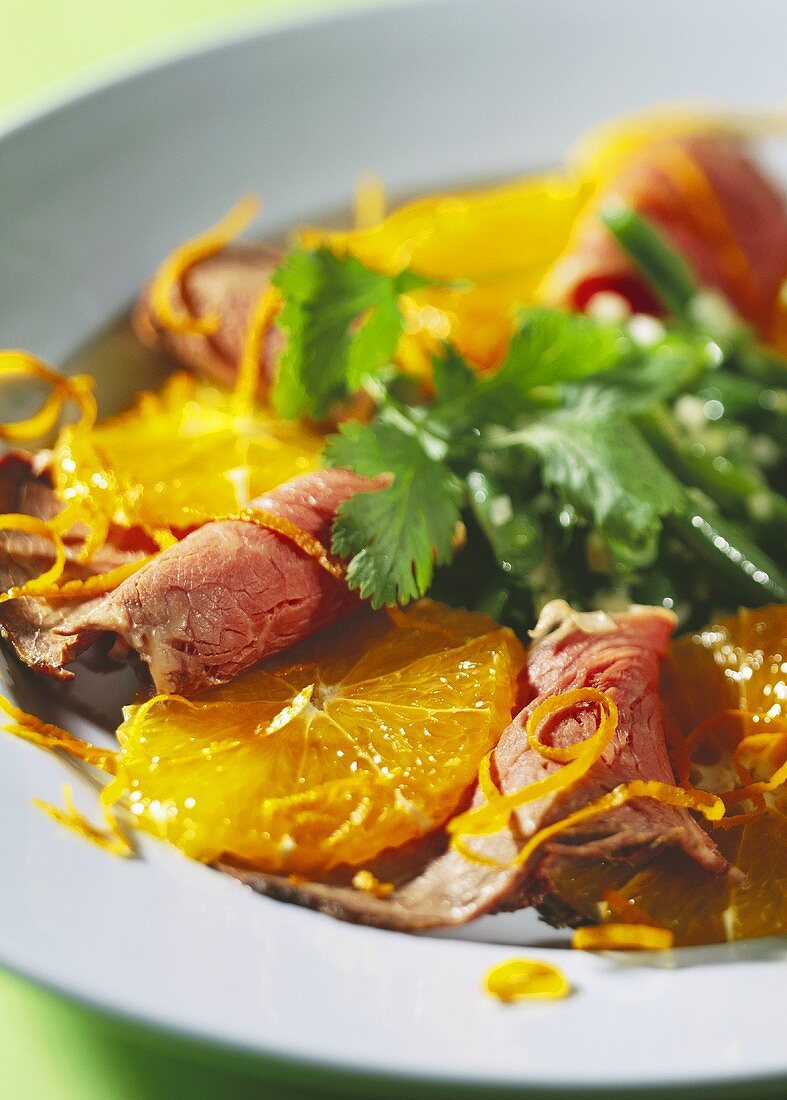 Roastbeef mit Orangenscheiben, grünen Bohnen und Petersilie