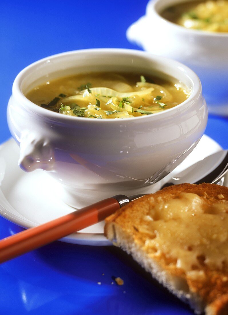 Zwiebelsuppe in Suppenschale mit Käsetoastis