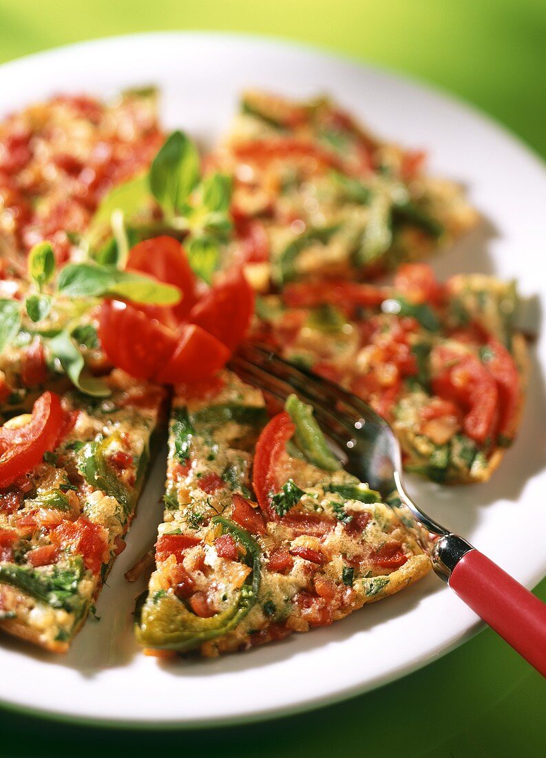 Spanischer Pfannkuchen mit Paprikaschoten und Tomaten