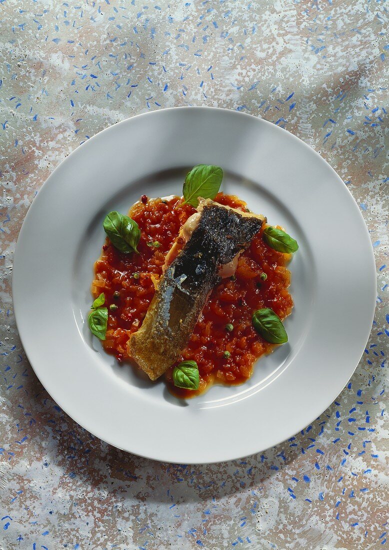 Gebratener Spiegelkarpfen auf Zwiebeltomaten mit Basilikum