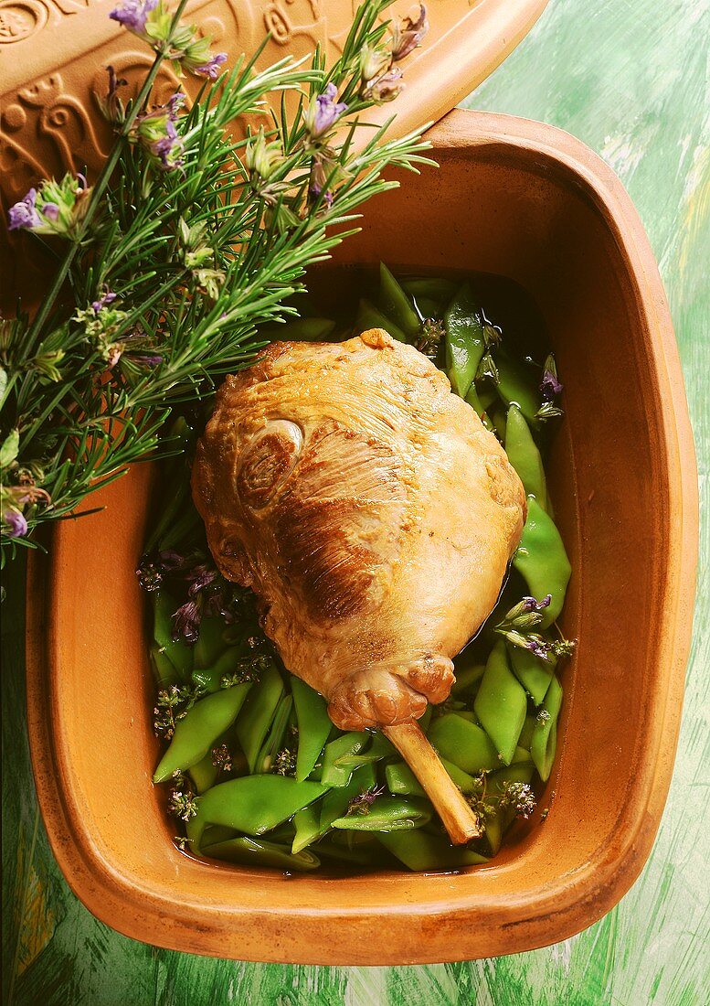 Whole leg of lamb in Römertopf with green beans and herbs