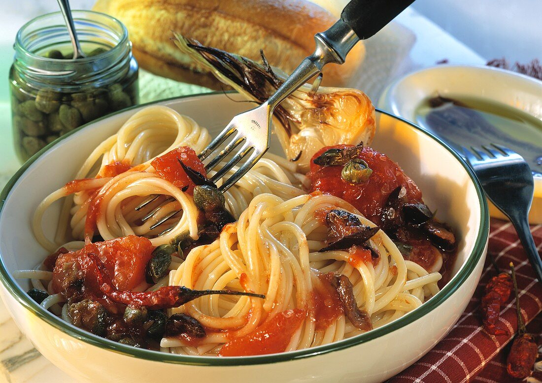 Spaghetti alla puttanesca mit Tomaten, Sardellen und Kapern
