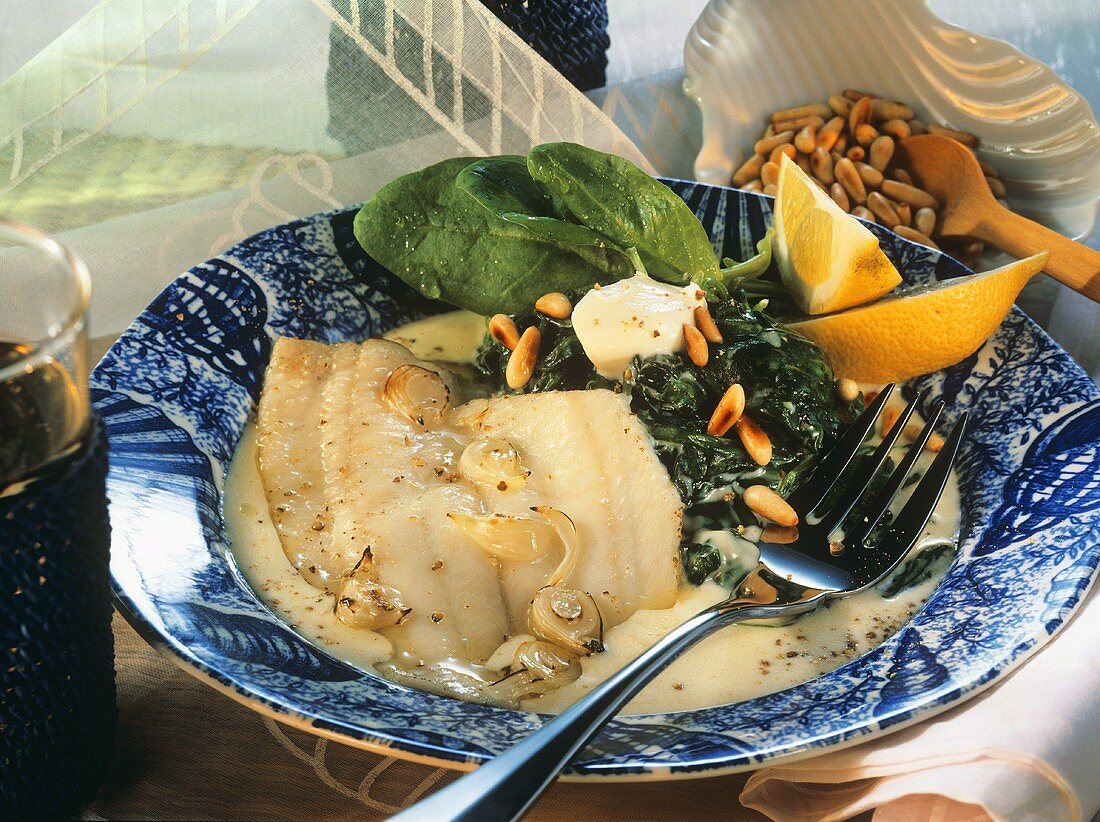 Plaice fillet with spinach, pine nuts and lemons