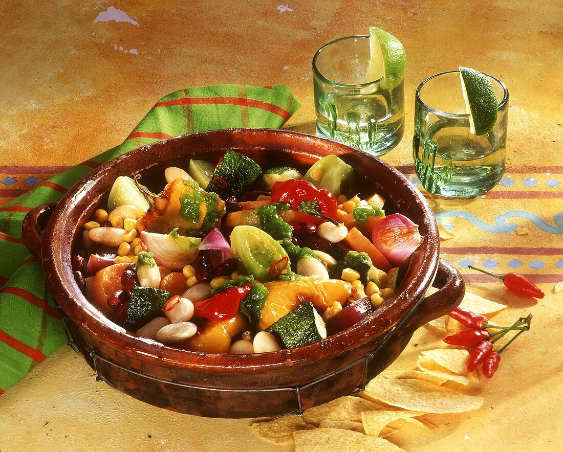 Mexikanischer Gemüsetopf; Deko: Tortillachips und Chili