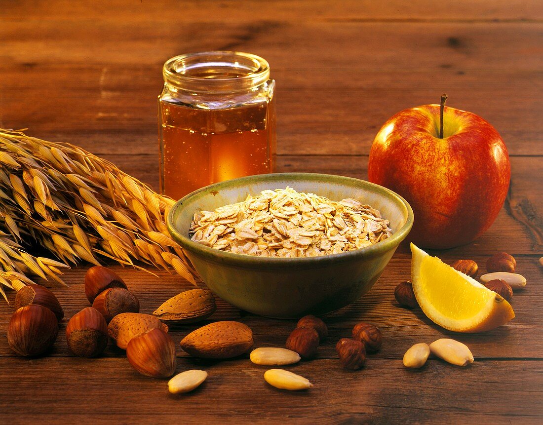 Zutaten für Bircher Müsli: Haferflocken, Honig, Apfel, Nüsse