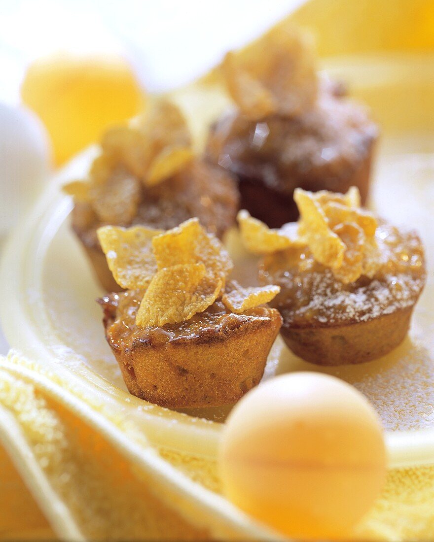 Muffins mit Cornflakes und Aprikosenmarmelade