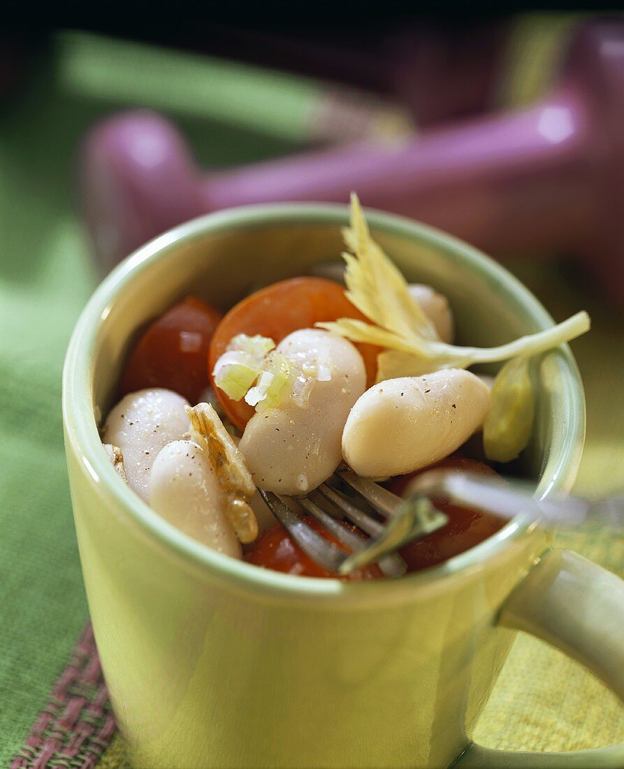 Weisser Bohnensalat mit Sellerie und Tomaten in Tasse