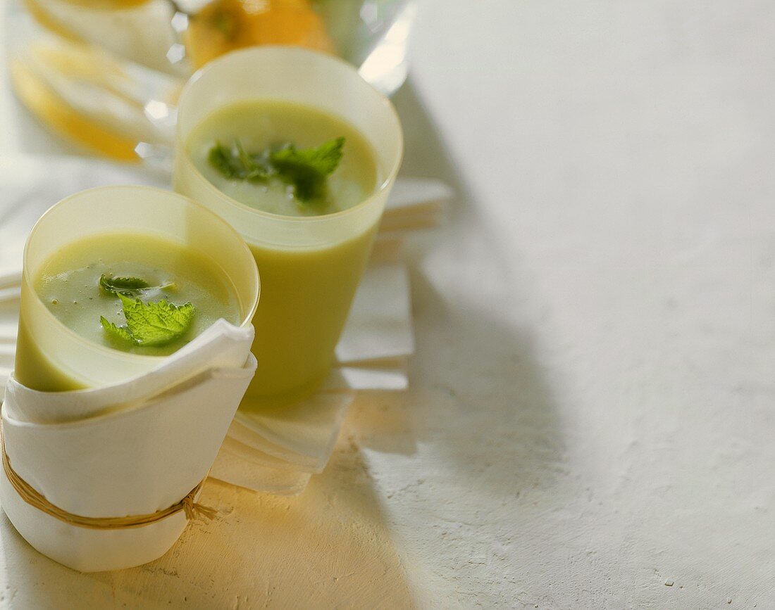 Soft Green Drink mit Avocado und Melisse in zwei Gläsern