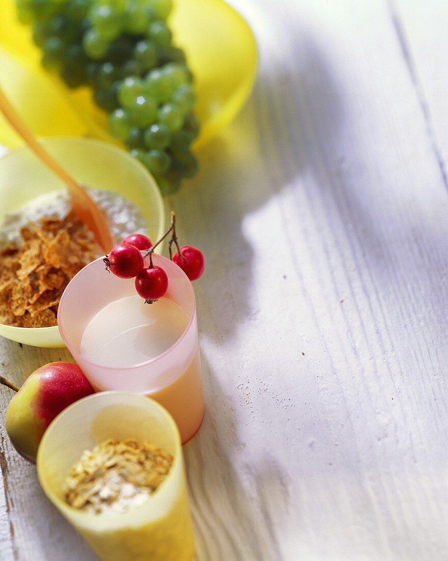 Stillleben mit Müsli, Buttermilch mit Hagebutten und Obst