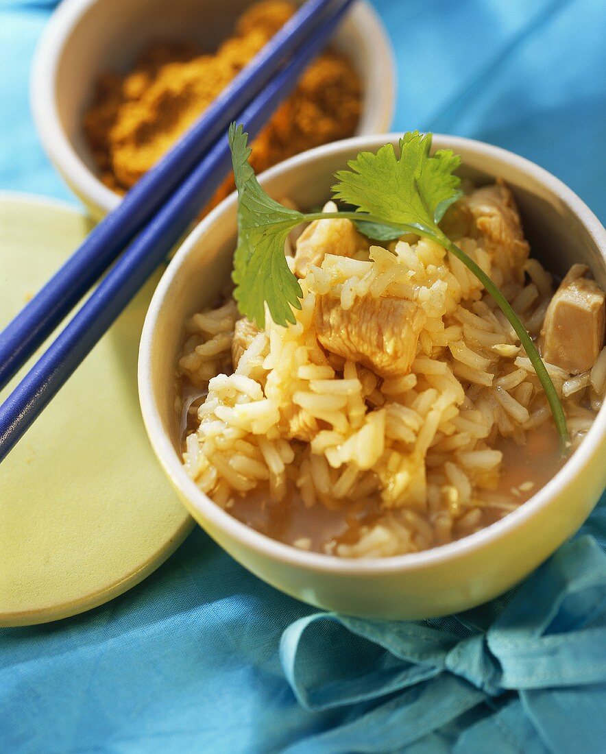 Geflügelsuppe mit Reis und Koriander im Schälchen; Curry