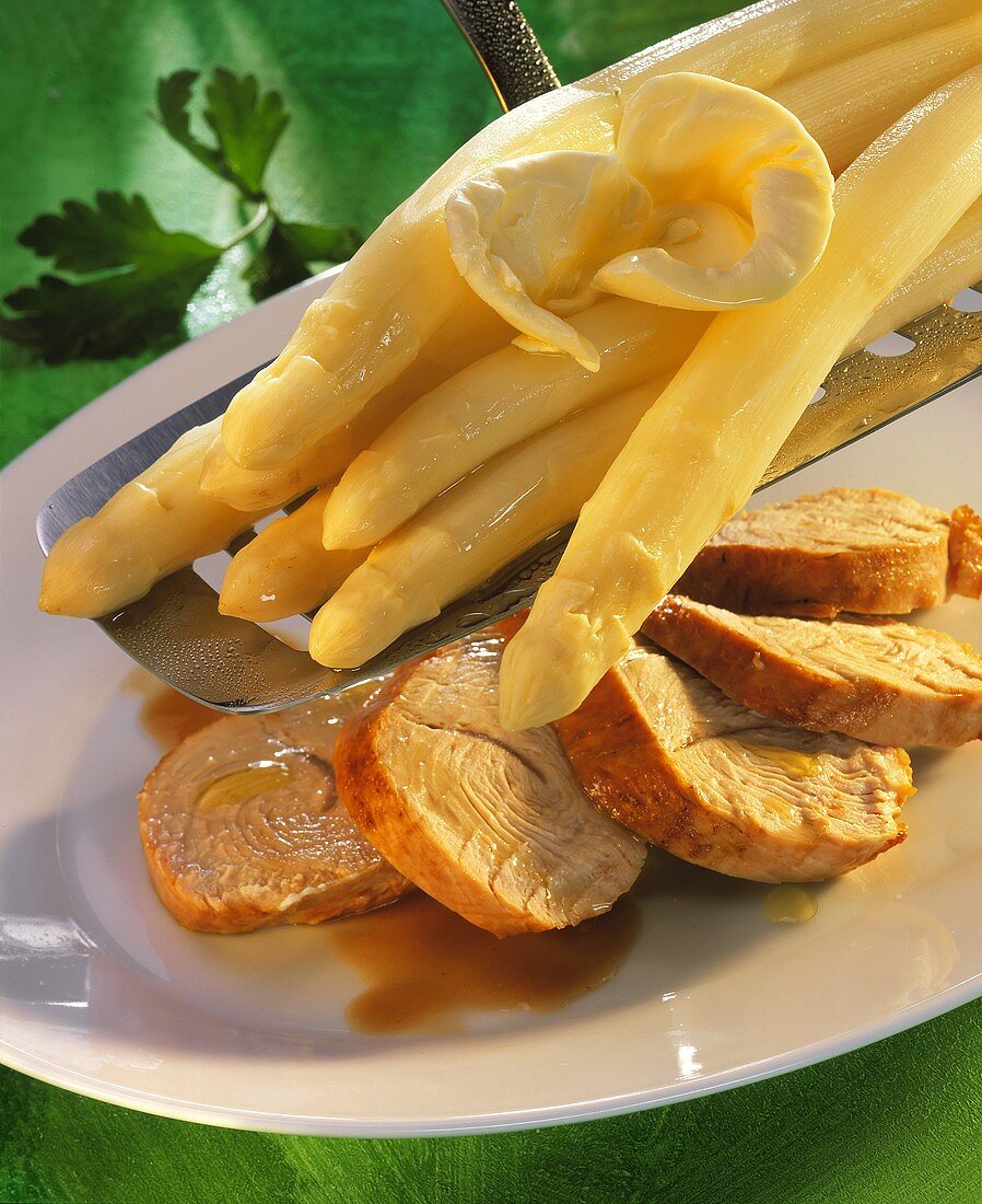 Gegrillte Putenbrust mit weißem Spargel