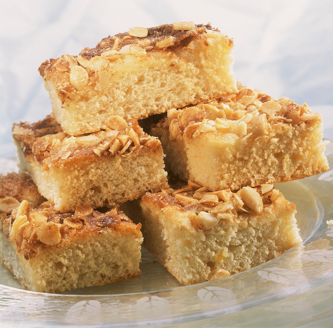 Einige Stücke Butterkuchen mit Mandeln