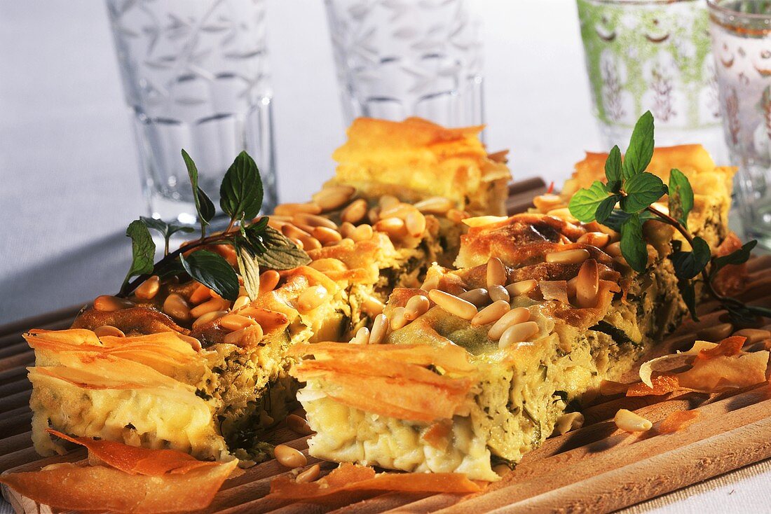 Börek mit Schafskäse, Zucchini und Pinienkernen