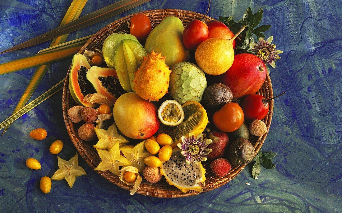 Verschiedene exotische Früchte in einer Schale
