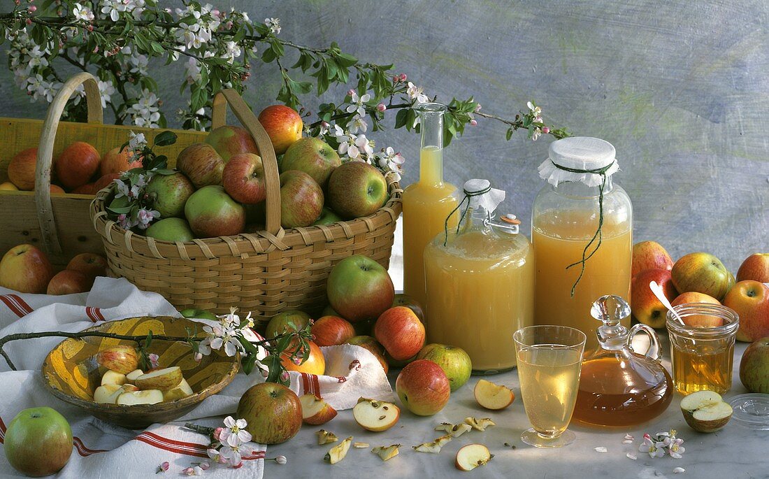 Apfelessig-Stillleben mit Äpfeln, Honig und Apfelblüten