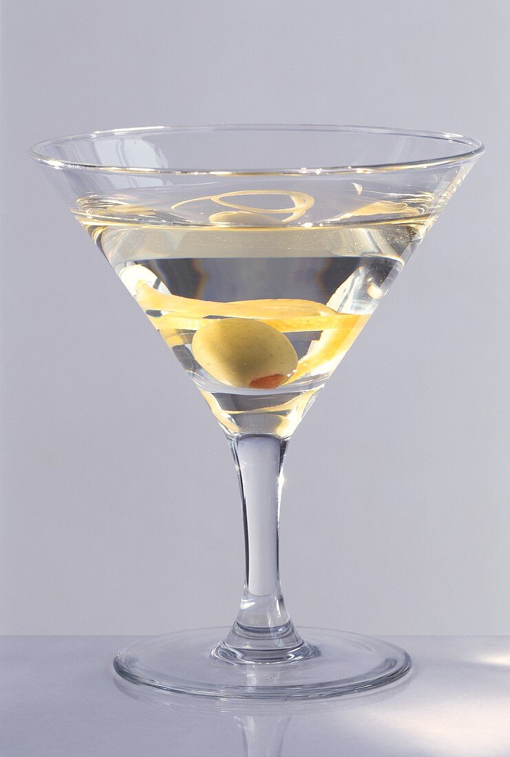 Martini Dry mit Olive und Zitronenzeste