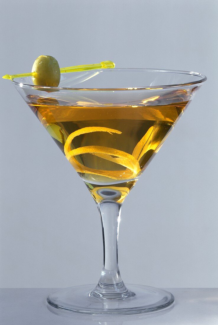 Manhattan Dry with whisky, vermouth, olive and lemon zest