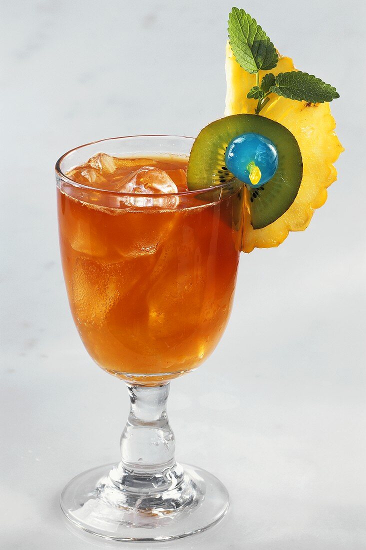 Cocktail Mai Tai mit Rum und Curacao