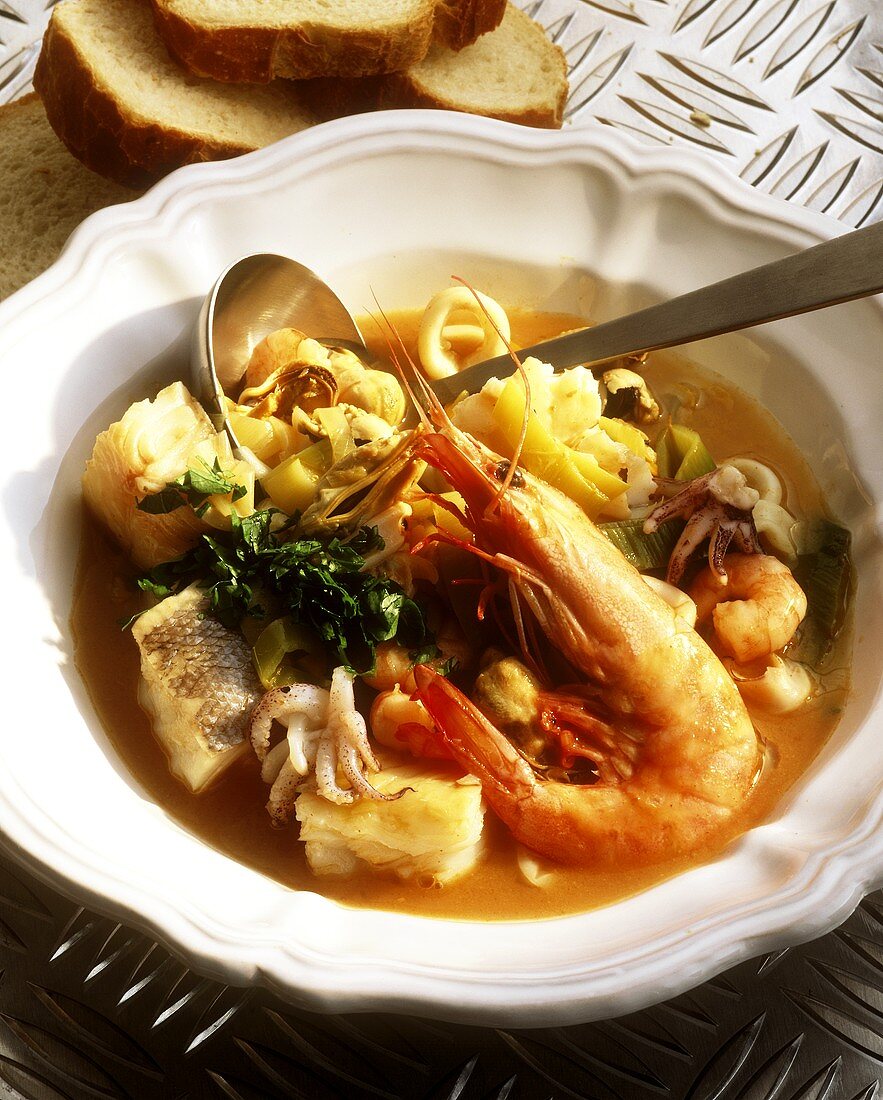 Fischtopf mit Meeresfrüchten und Gemüse auf Suppenteller