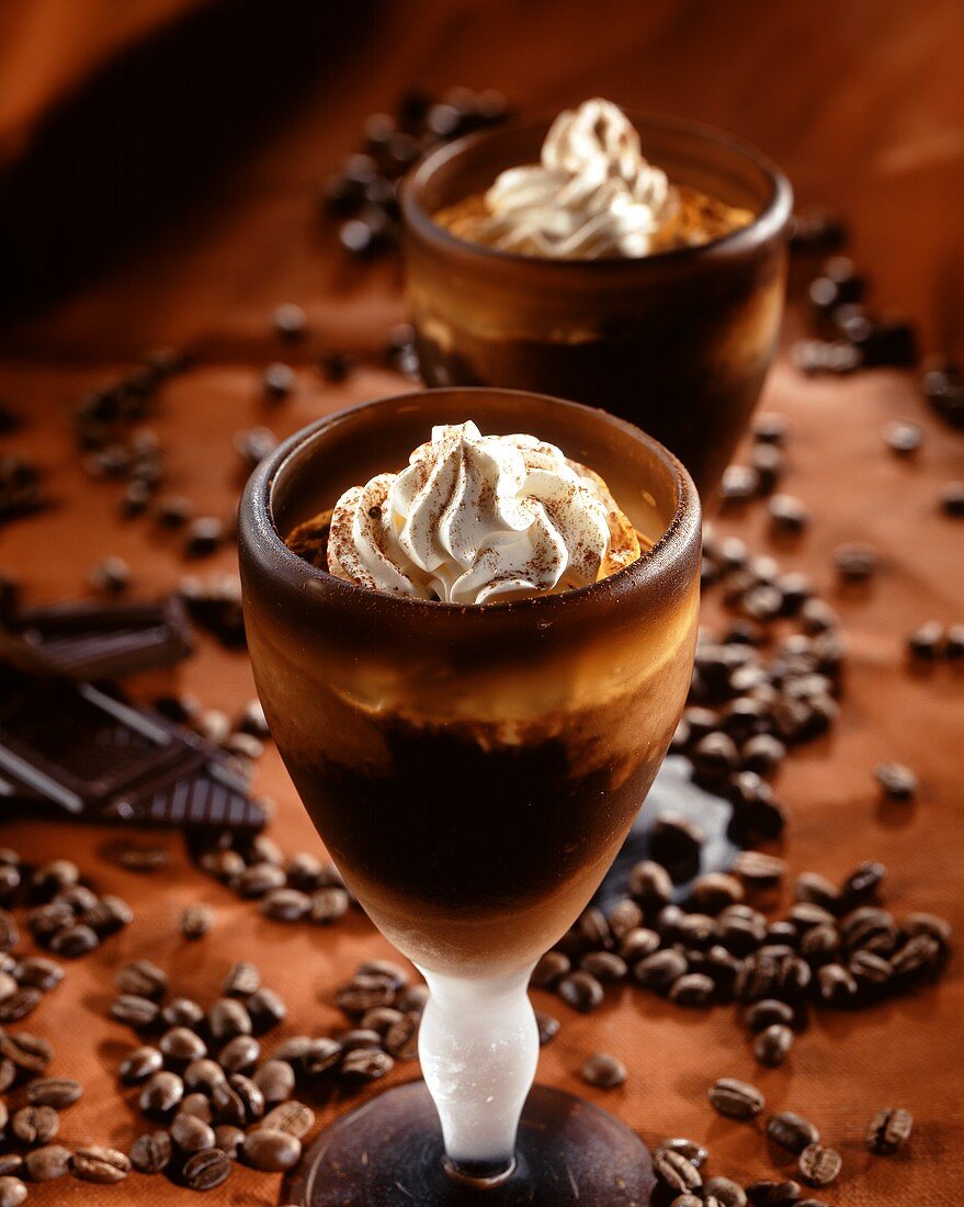 Schokoladenmousse mit Kaffee und Schlagsahne in Gläsern