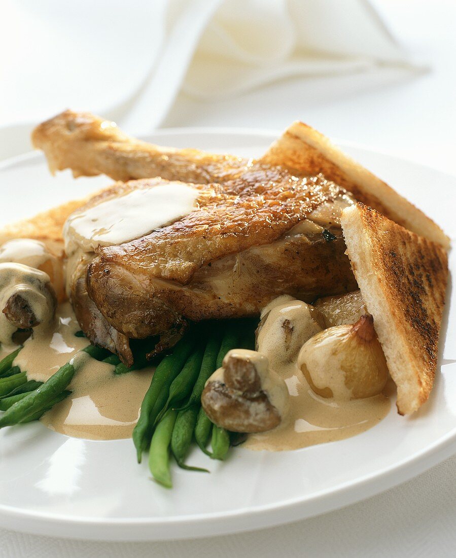 Hähnchenkeule mit Pilzen, grünen Bohnen und Toastbrot