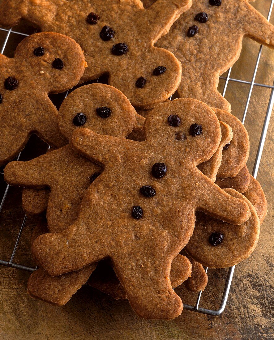 Gingerbread figures with raisins on a cake rack