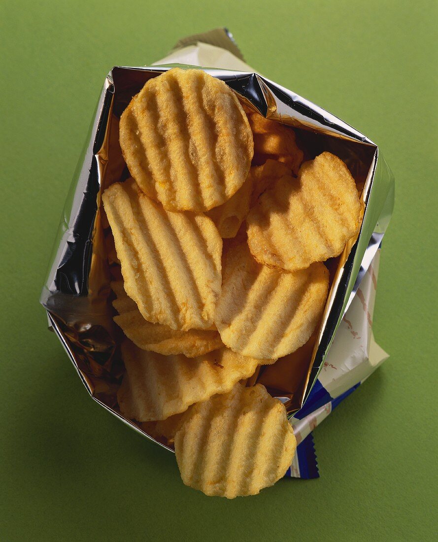 Chips in einem Behälter mit Folie