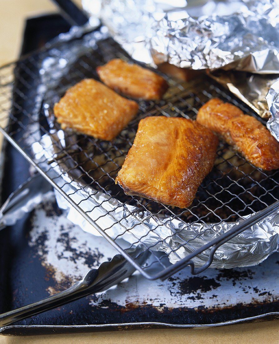 Gegrillter Lachs auf dem Grillrost mit Folie