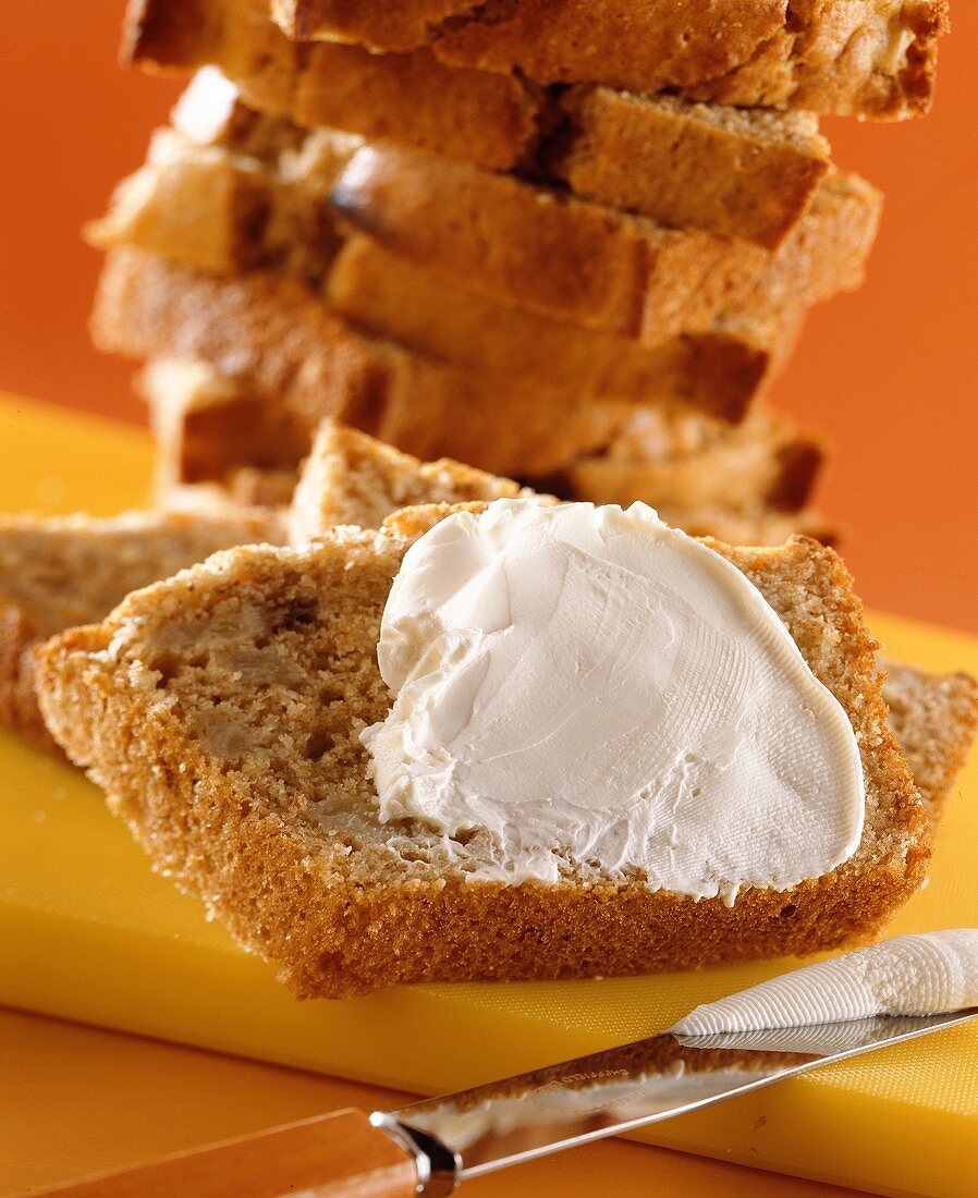 Bananenbrot, in Scheiben geschnitten, mit Frischkäse