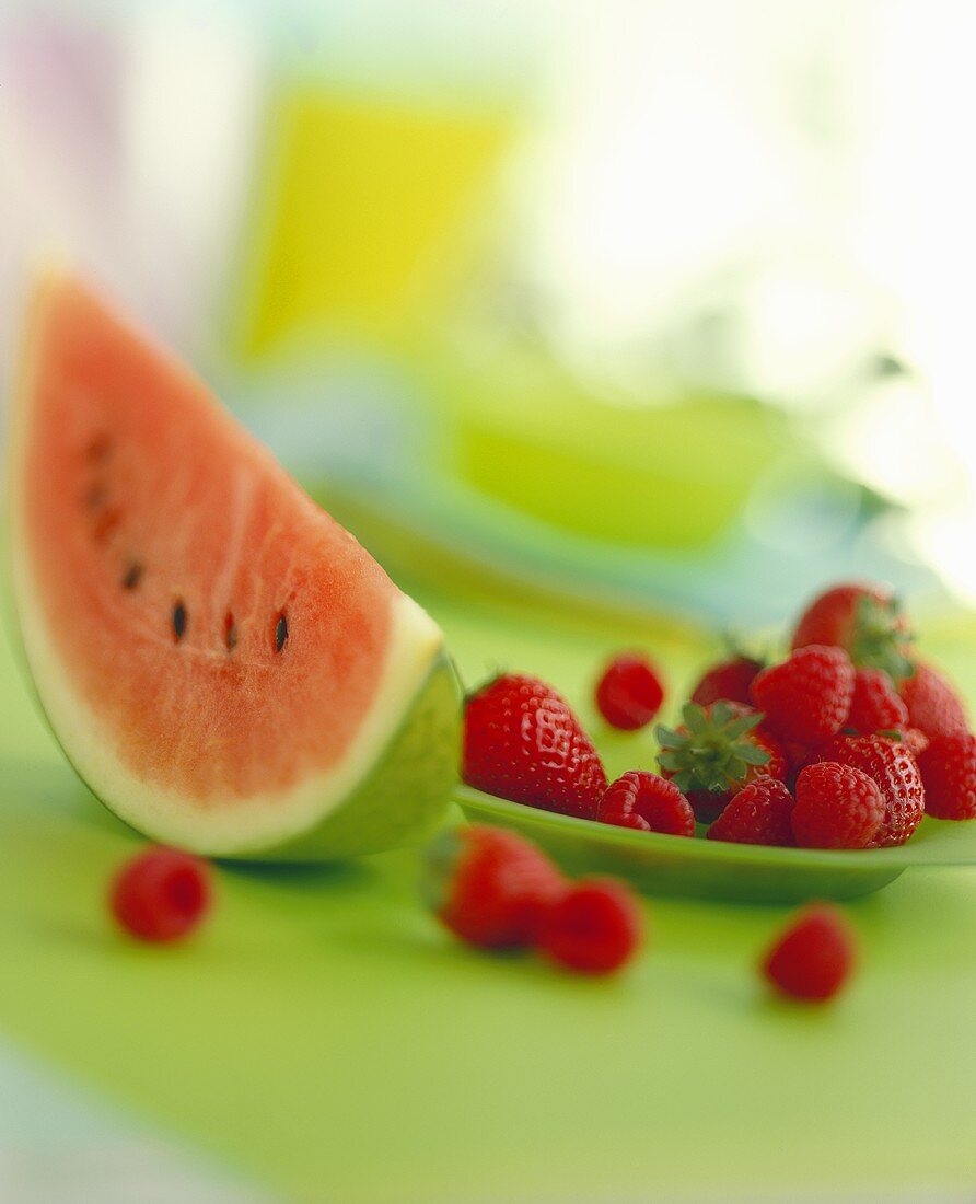 Wassermelonenschnitz, Himbeeren und Erdbeeren