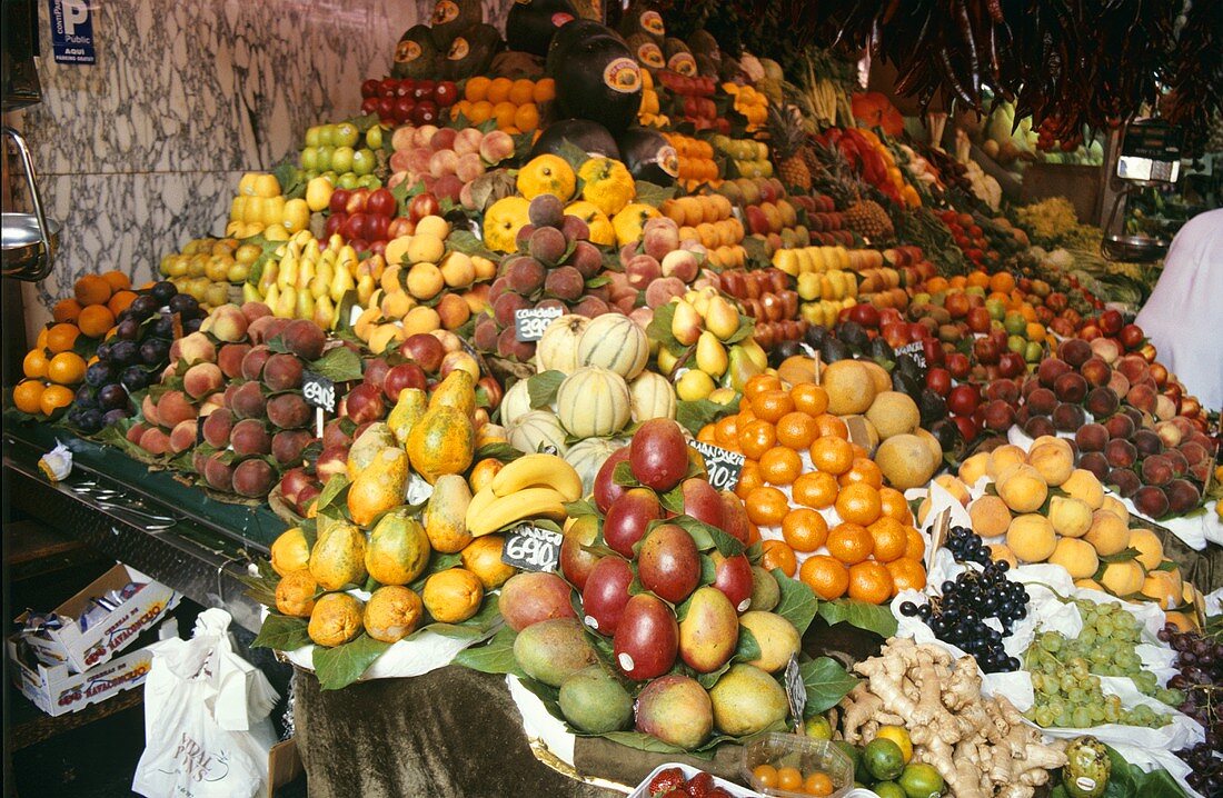 Marktstand mit vielen frischen Früchten (Barcelona)