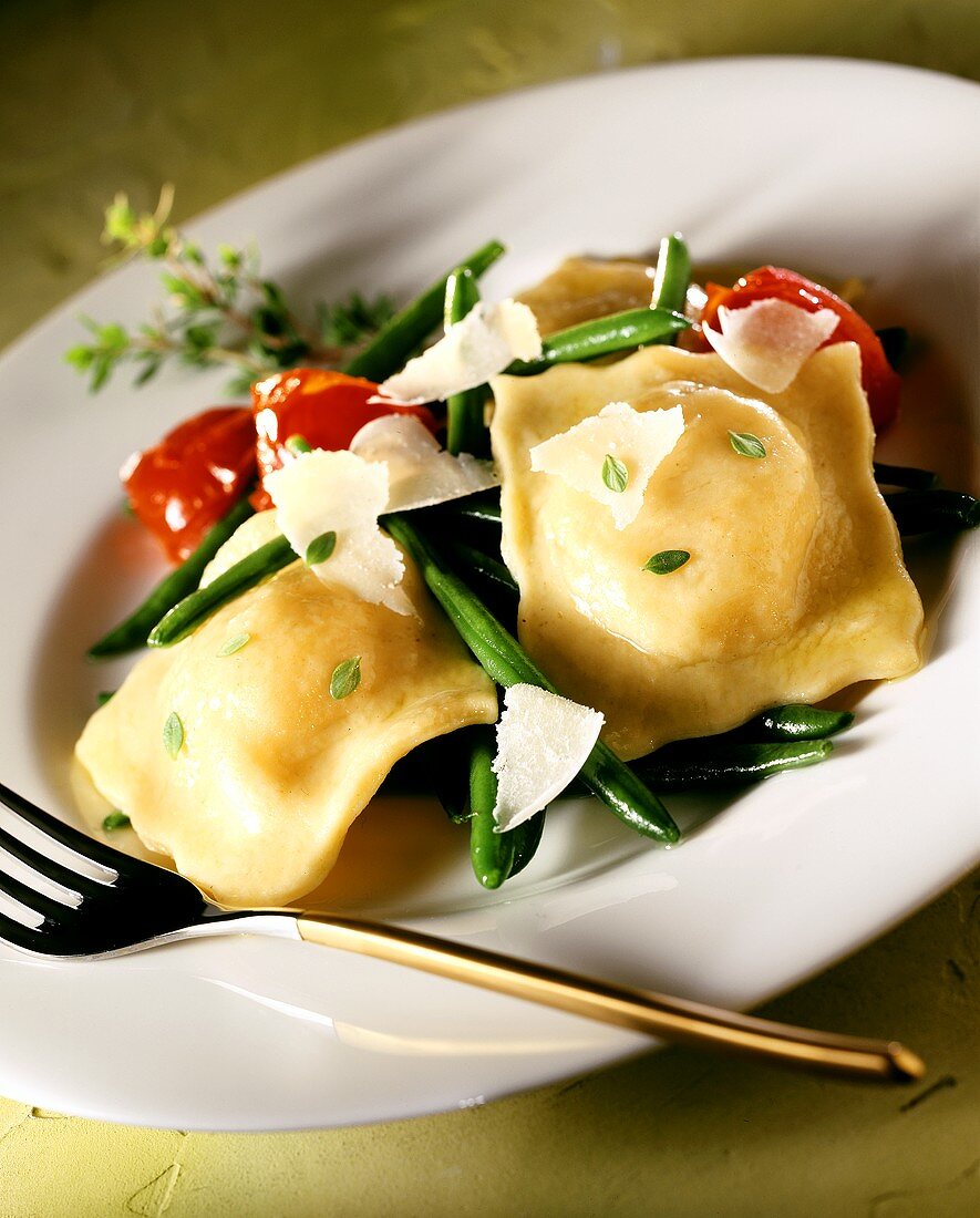 Mascarponeravioli mit grünen Bohnen und Parmesanspänen