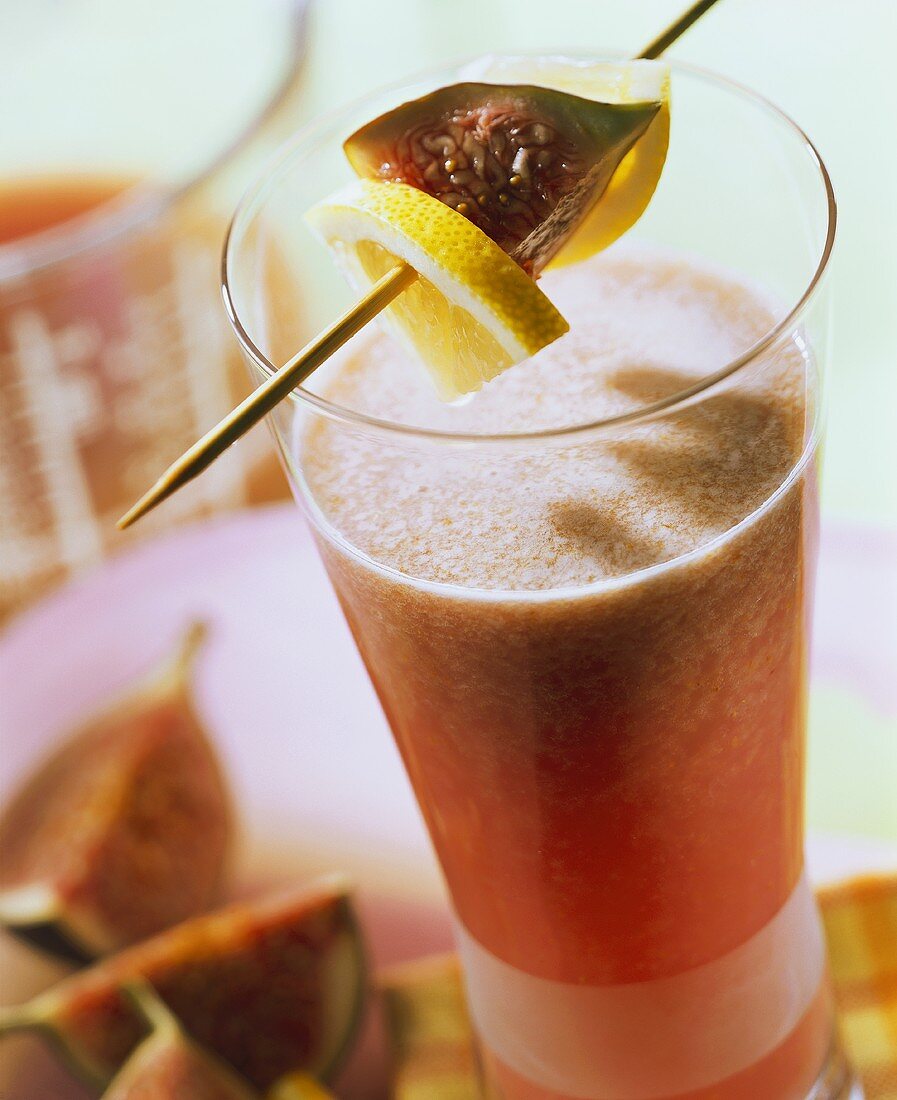 Pink beauty: whey drink with figs and plums