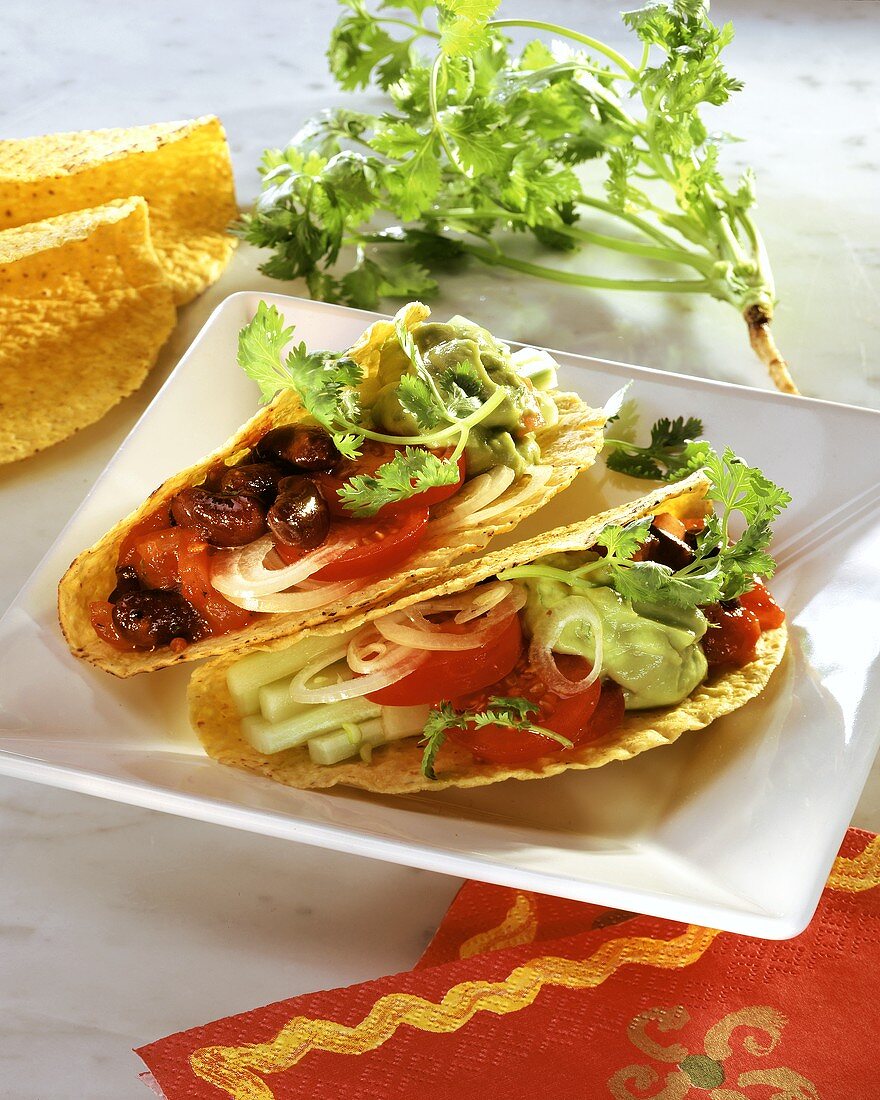 Tacos mit Gemüsefüllung und Avocadocreme auf Platte