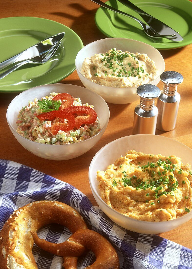 Spreads: Liptauer, Körözött (pepper spread) & obatzter; pretzel