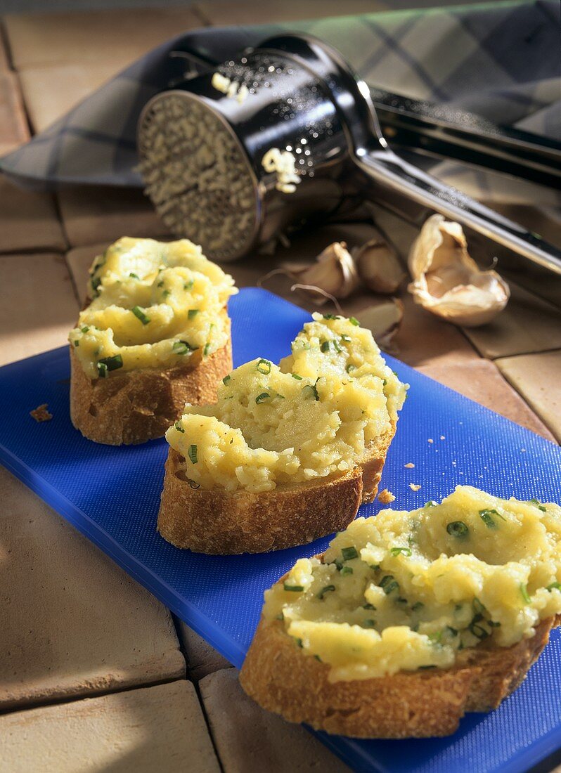 Kartoffel-Knoblauch-Paste auf Weissbrotscheiben