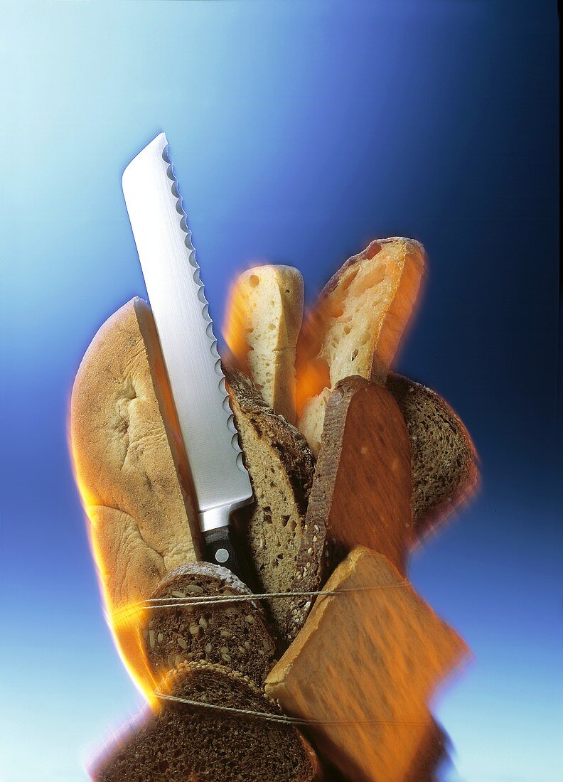 Brote und Brotmesser, mit Küchengarn zusammengebunden