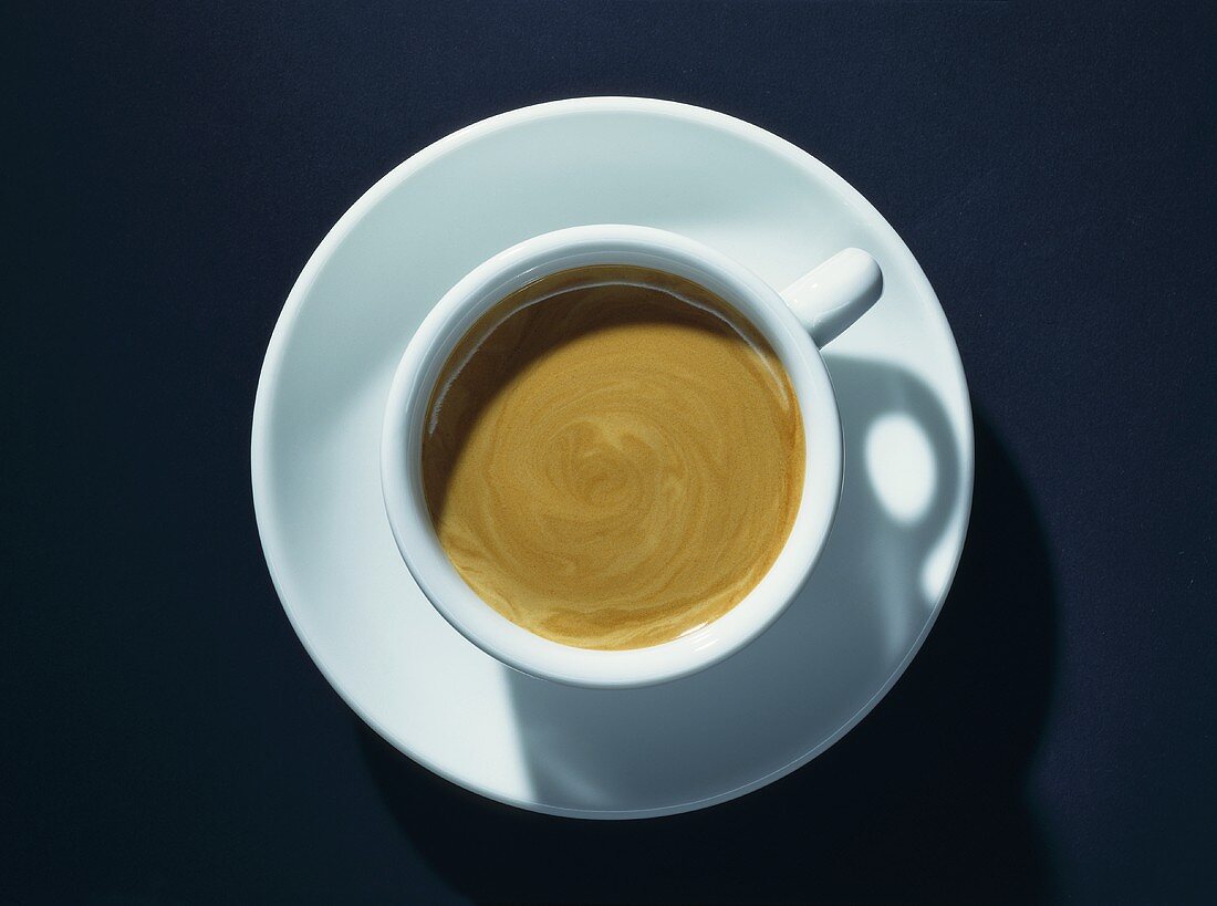 Eine Tasse Espresso von oben