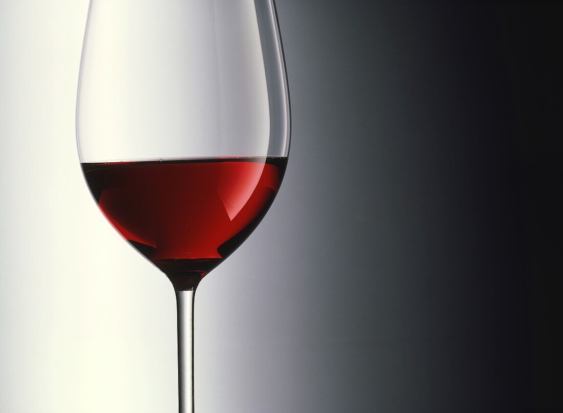 Ein Rotweinglas, zu einem Drittel gefüllt
