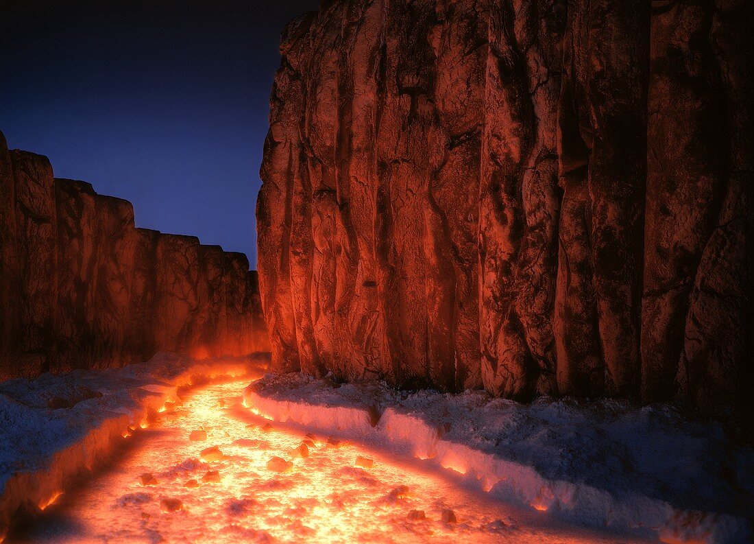 Glühender Lavastrom zwischen Felswänden
