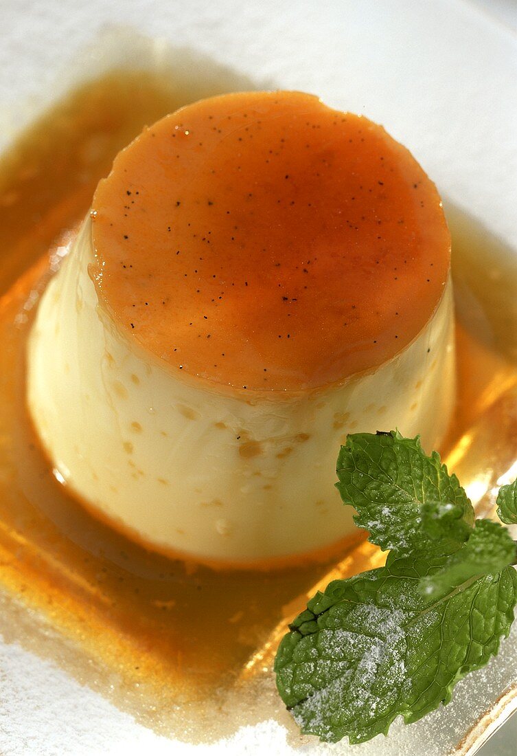 Creme caramel mit frischem Minzezweig