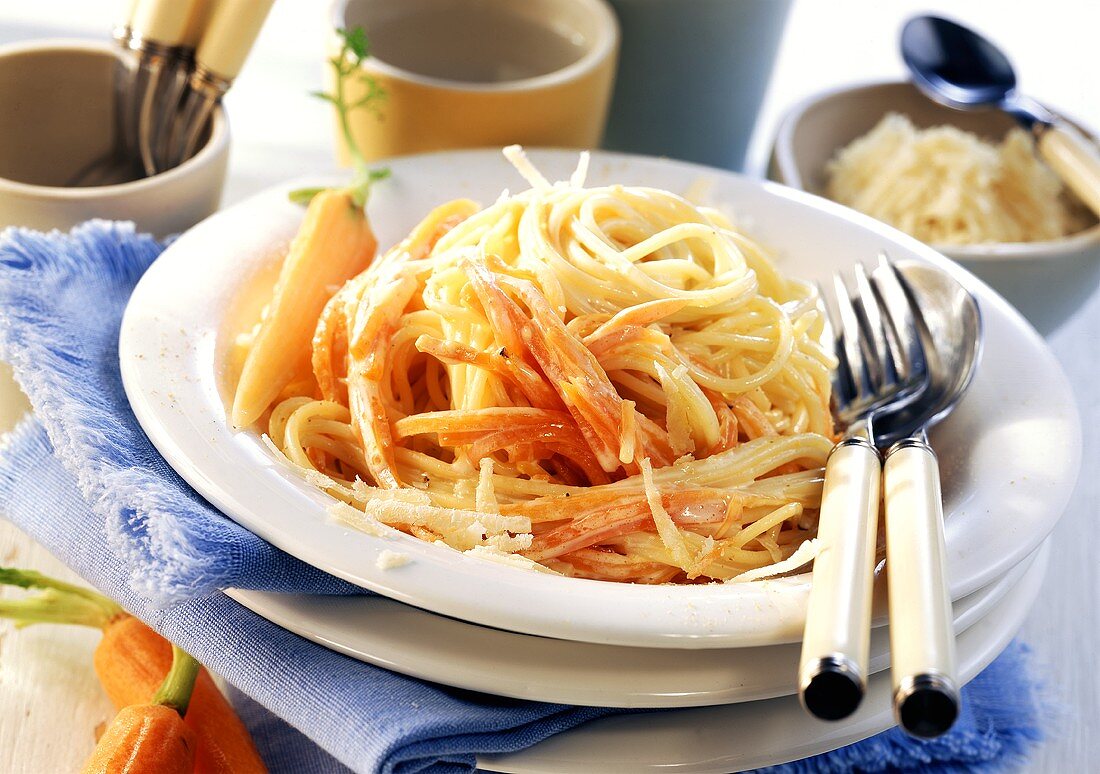 Spaghetti alle carote (Spaghetti mit Möhren-Knoblauch-Sauce)