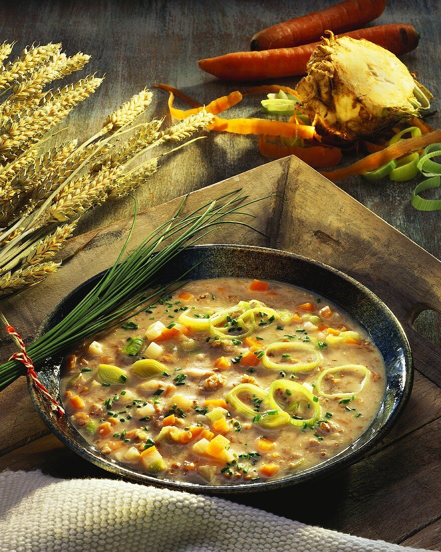 Grünkerncremesuppe mit Gemüsen und Schnittlauch