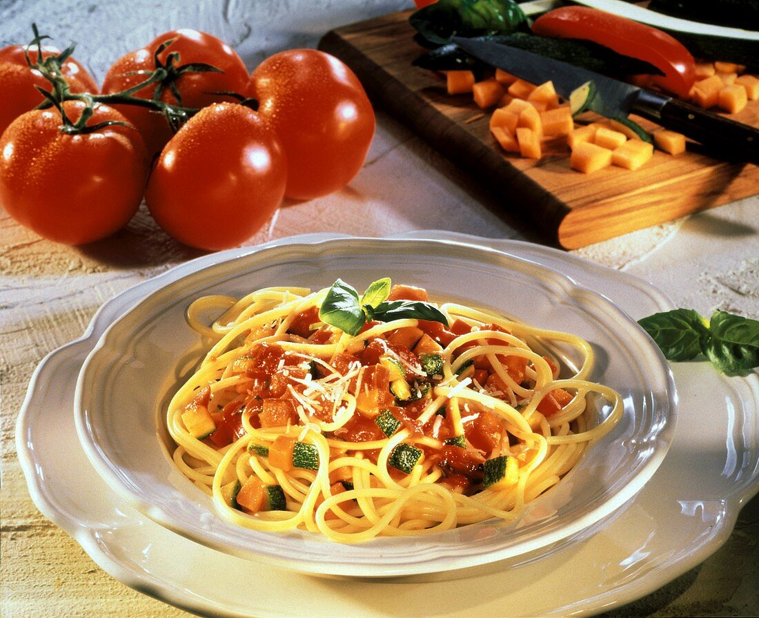 Spaghetti with tomatoes, carrots and courgettes
