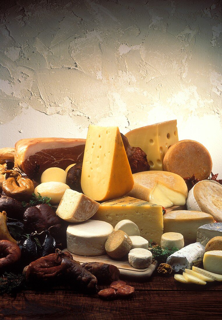 Stillleben mit Käsesorten, Würsten und Rohschinken