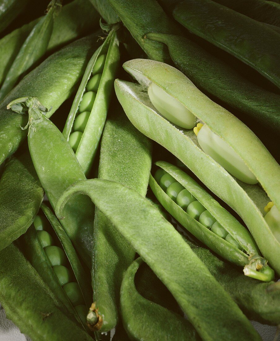 Pea pods and green beans (close-up)