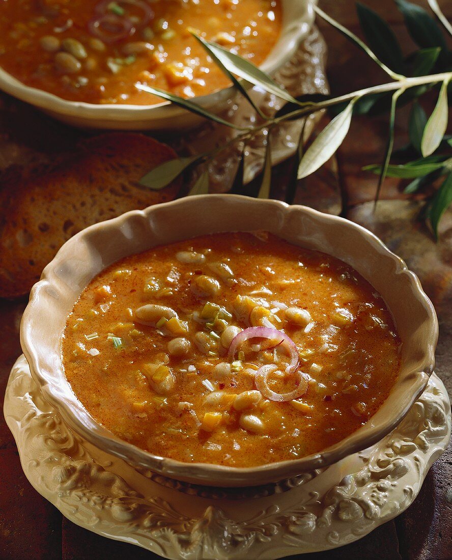 Bohnensuppe mit Zwiebeln in einer Suppenschüssel